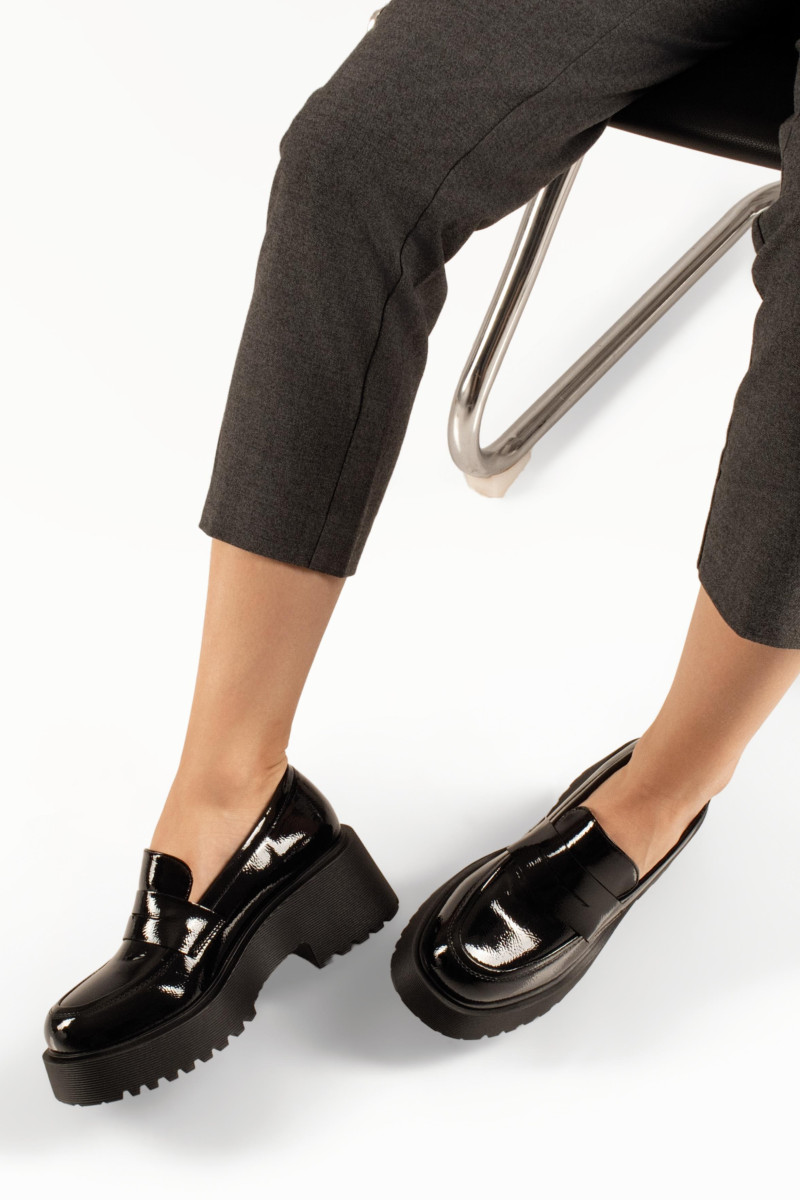 Chunky μαύρα λουστρίνι γυναικεία loafers minimal γραμμή