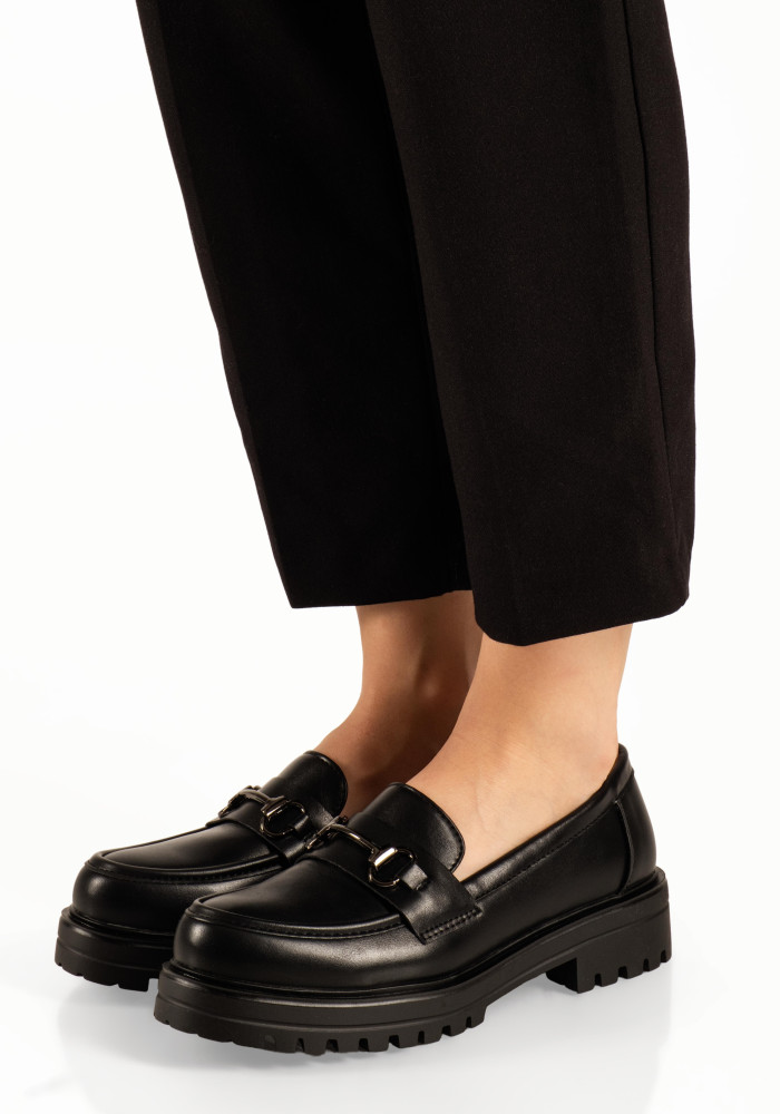 Basic μαύρα γυναικεία loafers με μεταλλική αγκράφα και ματ υφή