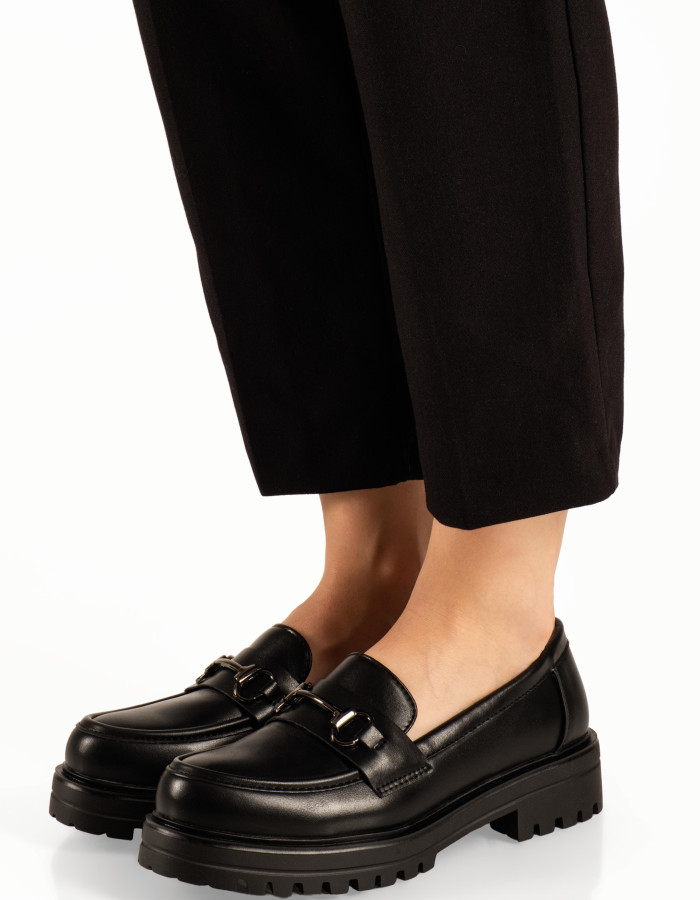 Basic μαύρα γυναικεία loafers με μεταλλική αγκράφα και ματ υφή
