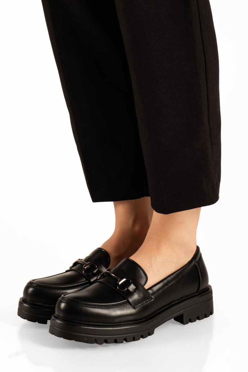 Basic μαύρα γυναικεία loafers με μεταλλική αγκράφα και ματ υφή
