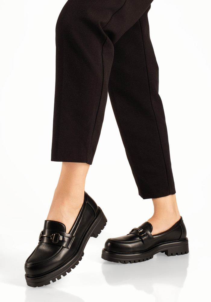 Basic μαύρα γυναικεία loafers με μεταλλική αγκράφα και ματ υφή
