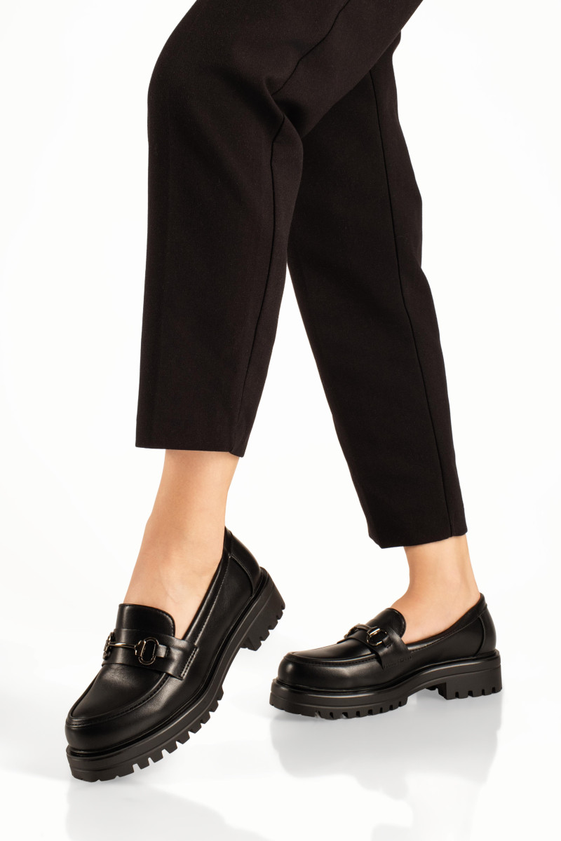 Basic μαύρα γυναικεία loafers με μεταλλική αγκράφα και ματ υφή