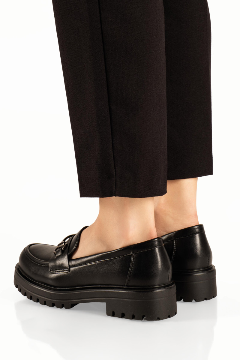 Basic μαύρα γυναικεία loafers με μεταλλική αγκράφα και ματ υφή