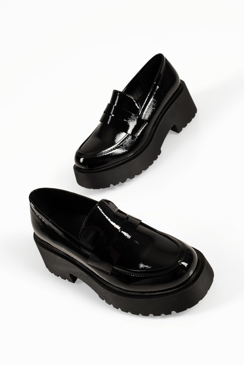 Chunky μαύρα λουστρίνι γυναικεία loafers minimal γραμμή