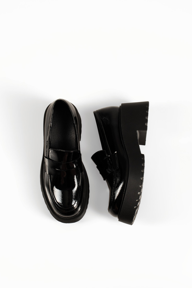 Chunky μαύρα λουστρίνι γυναικεία loafers minimal γραμμή