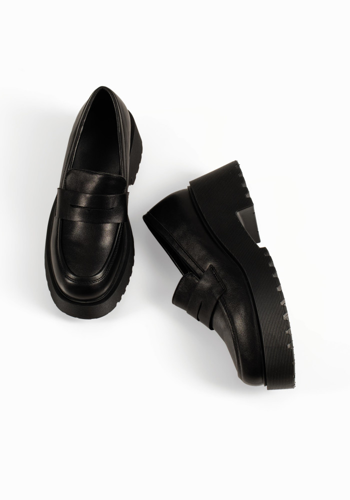 Γυναικεία μαύρα loafers με χοντρή τρακτερωτή σόλα