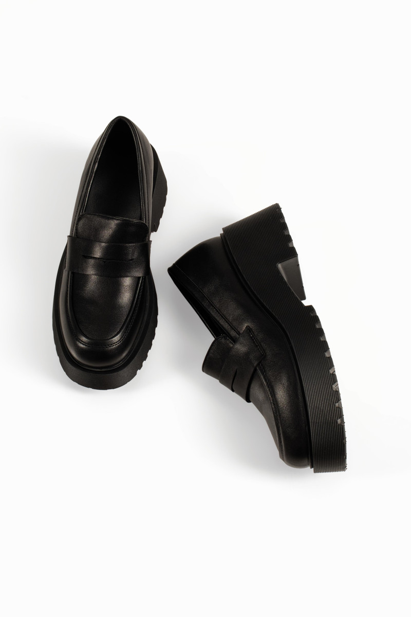 Γυναικεία μαύρα loafers με χοντρή τρακτερωτή σόλα