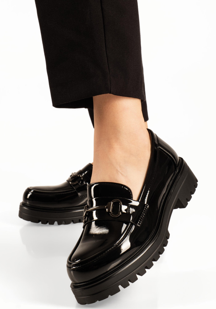 Λουστρίνι μαύρα γυναικεία loafers με μεταλλική αγκράφα
