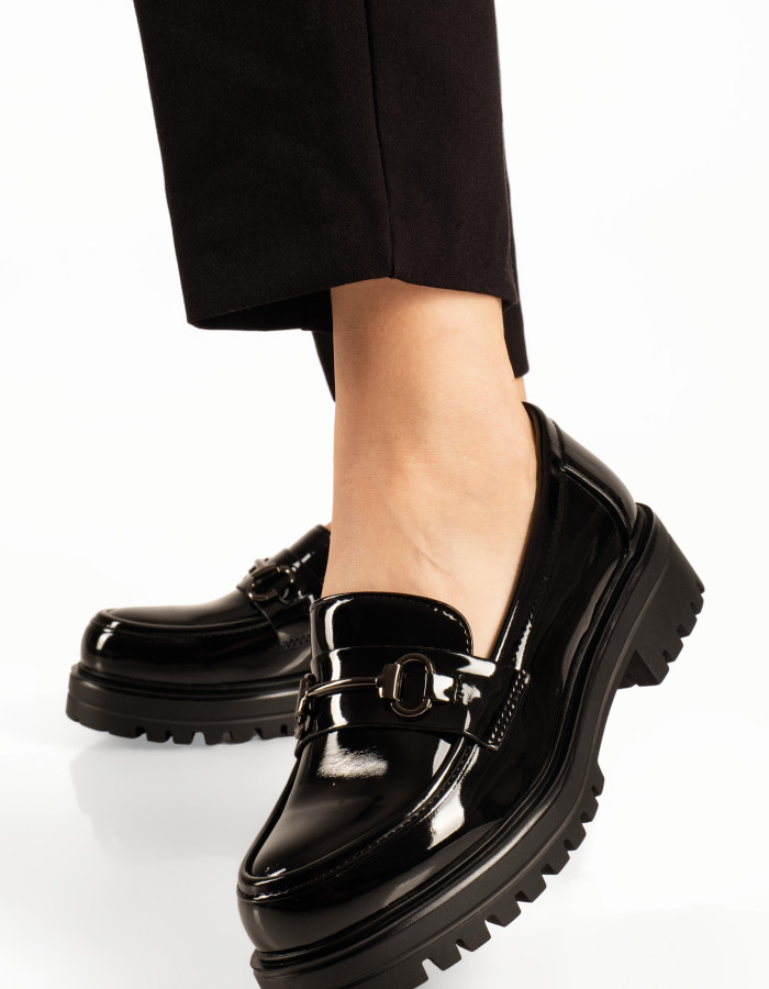 Λουστρίνι μαύρα γυναικεία loafers με μεταλλική αγκράφα