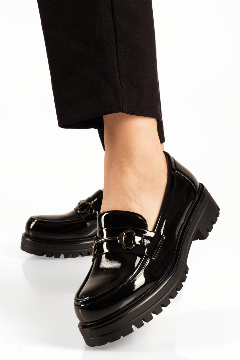 Λουστρίνι μαύρα γυναικεία loafers με μεταλλική αγκράφα