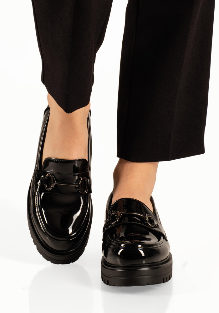 Λουστρίνι μαύρα γυναικεία loafers με μεταλλική αγκράφα
