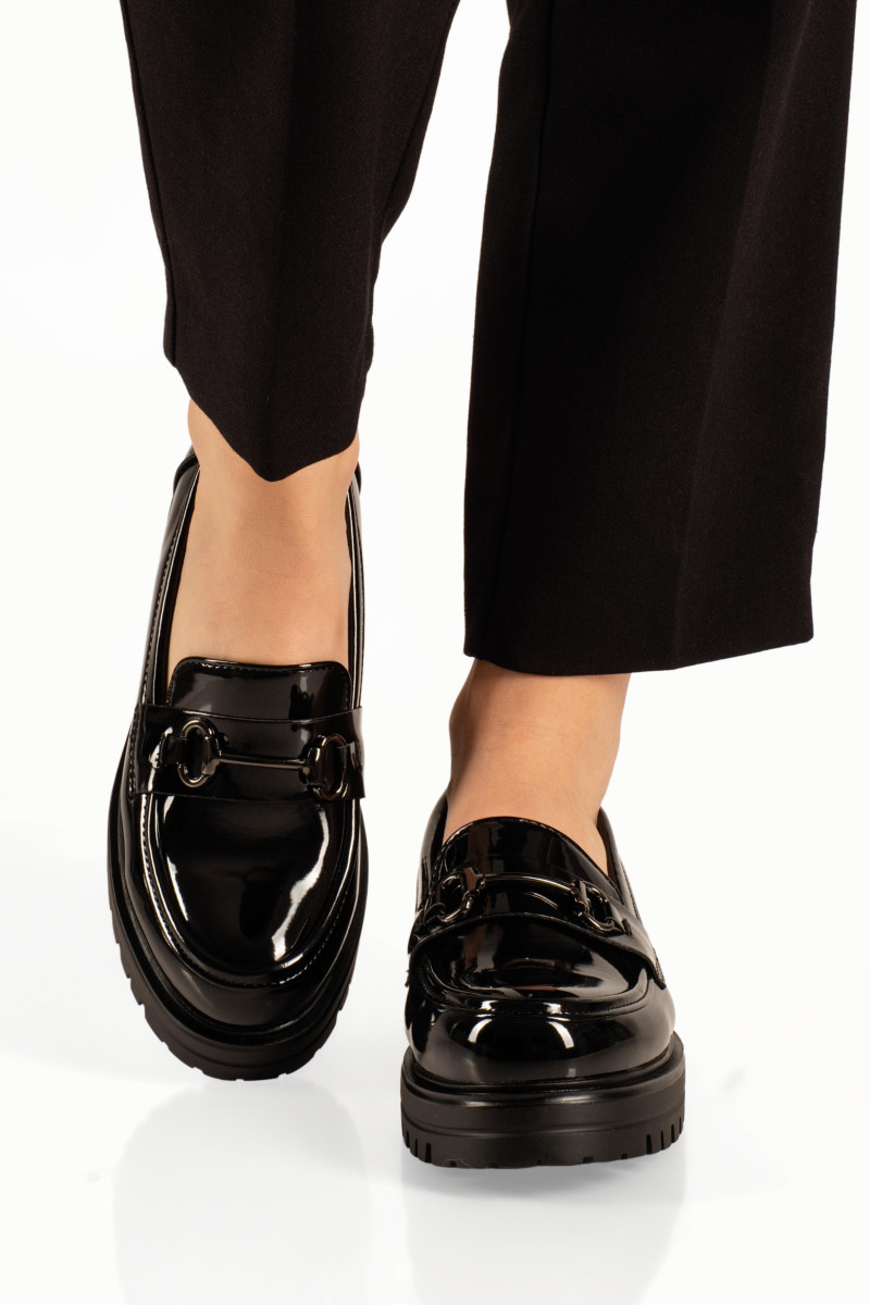 Λουστρίνι μαύρα γυναικεία loafers με μεταλλική αγκράφα