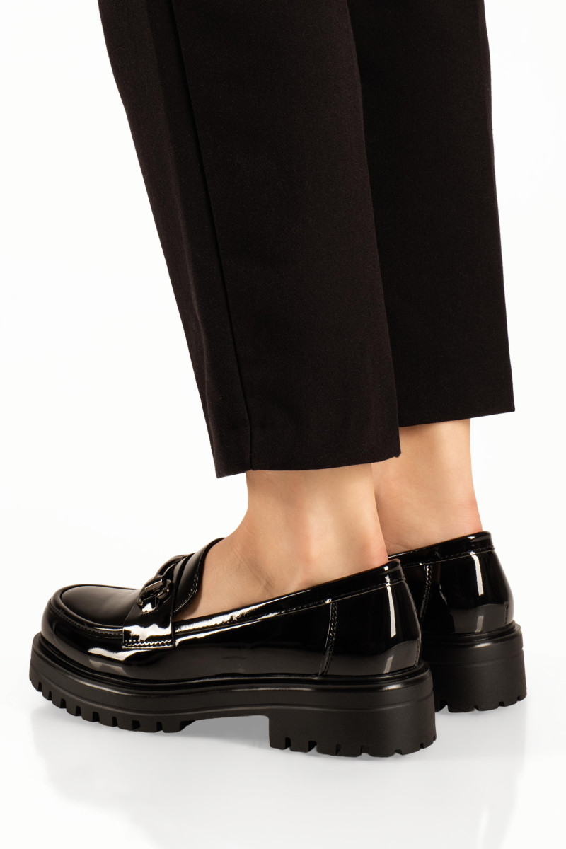 Λουστρίνι μαύρα γυναικεία loafers με μεταλλική αγκράφα