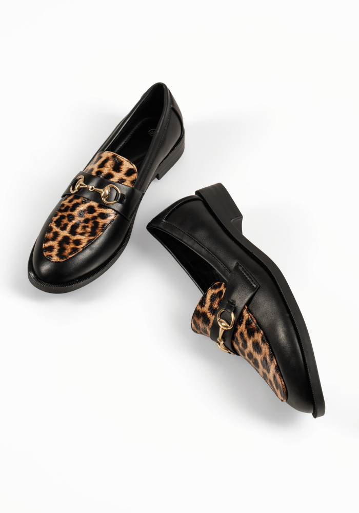 Γυναικεία μοκασίνια με με animal print και χρυσή αγκράφα