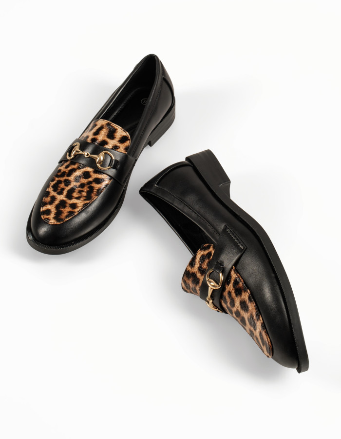 Γυναικεία μοκασίνια με με animal print και χρυσή αγκράφα