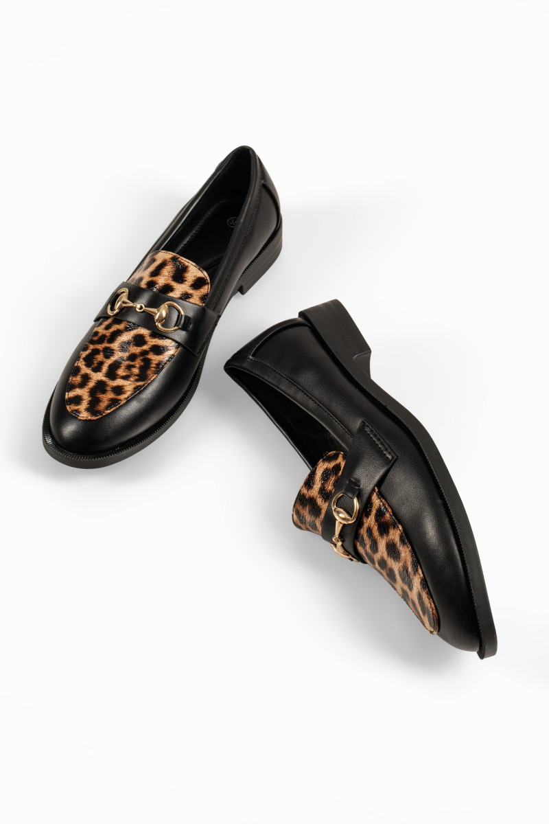 Γυναικεία μοκασίνια με με animal print και χρυσή αγκράφα