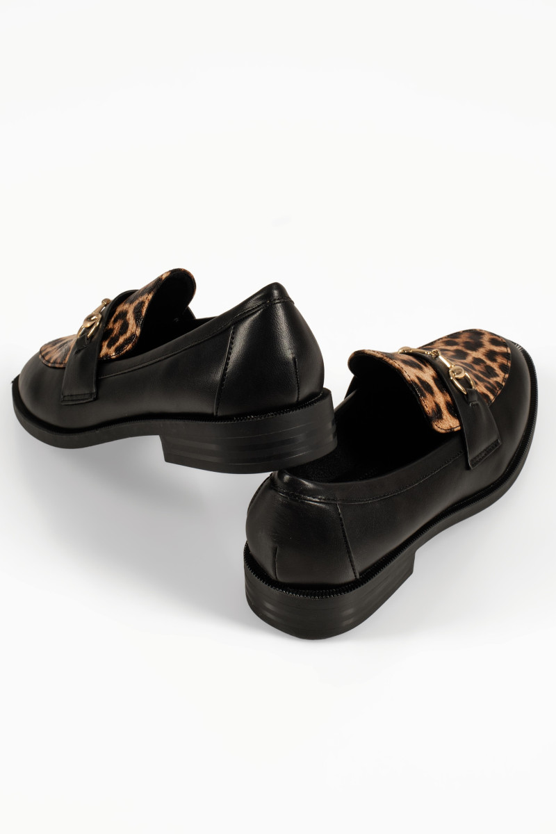 Γυναικεία μοκασίνια με με animal print και χρυσή αγκράφα