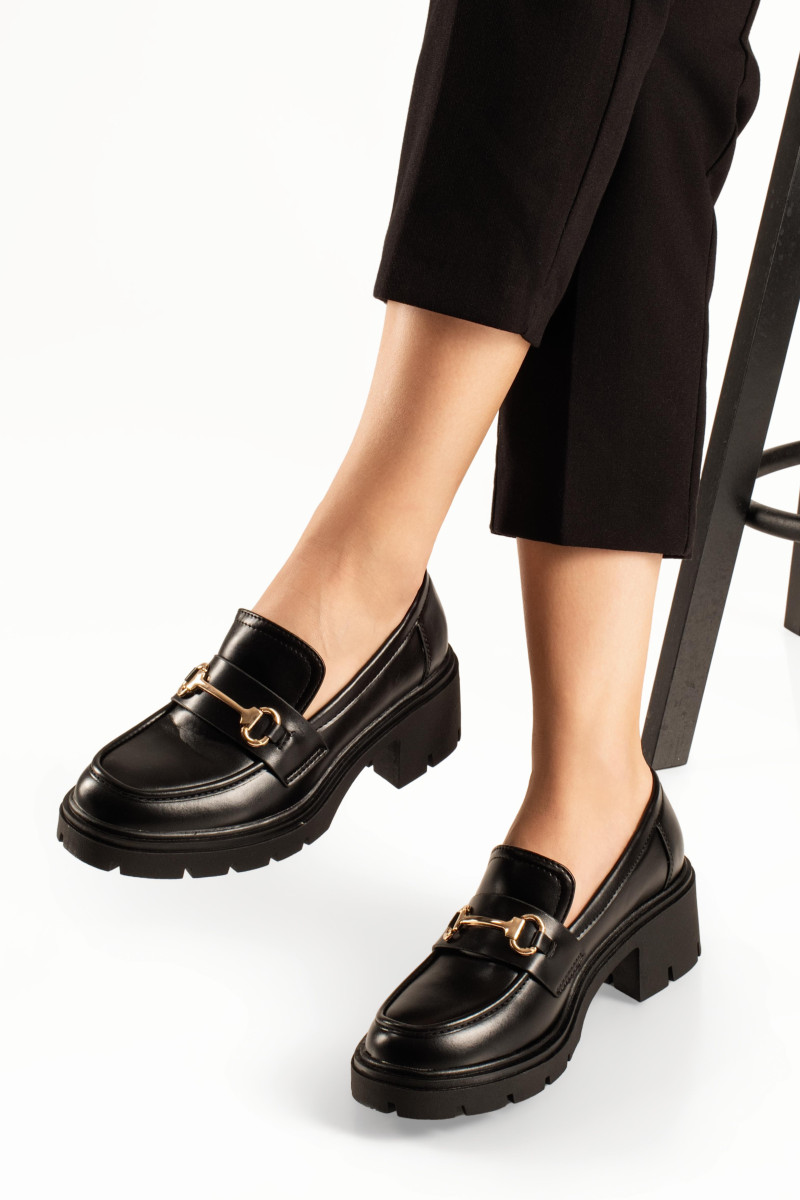 Loafers γυναικεία μαύρα με χρυσό στοιχείο και χοντρό τακούνι