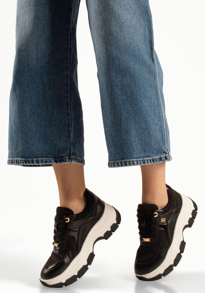 Chunky γυναικεία μαύρα sneakers με χρυσές λεπτομέρειες