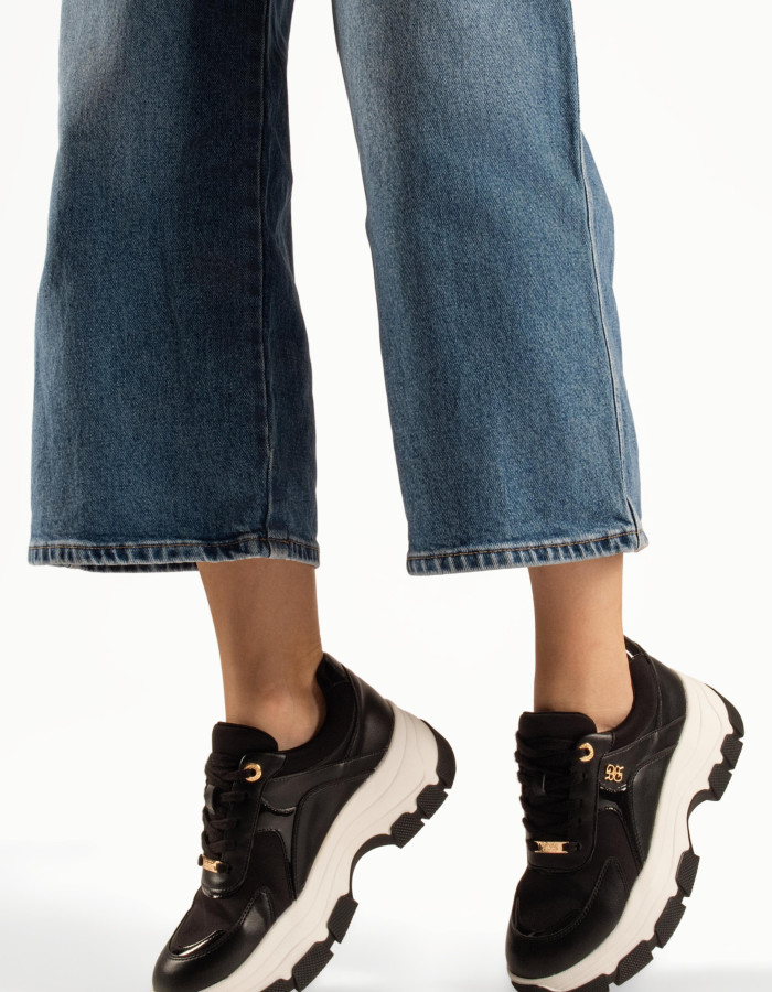 Chunky γυναικεία μαύρα sneakers με χρυσές λεπτομέρειες