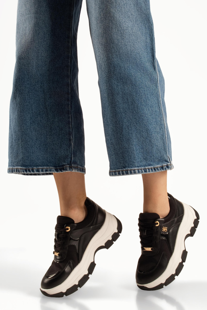 Chunky γυναικεία μαύρα sneakers με χρυσές λεπτομέρειες