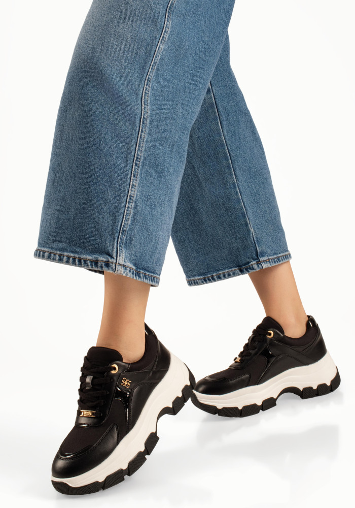 Chunky γυναικεία μαύρα sneakers με χρυσές λεπτομέρειες
