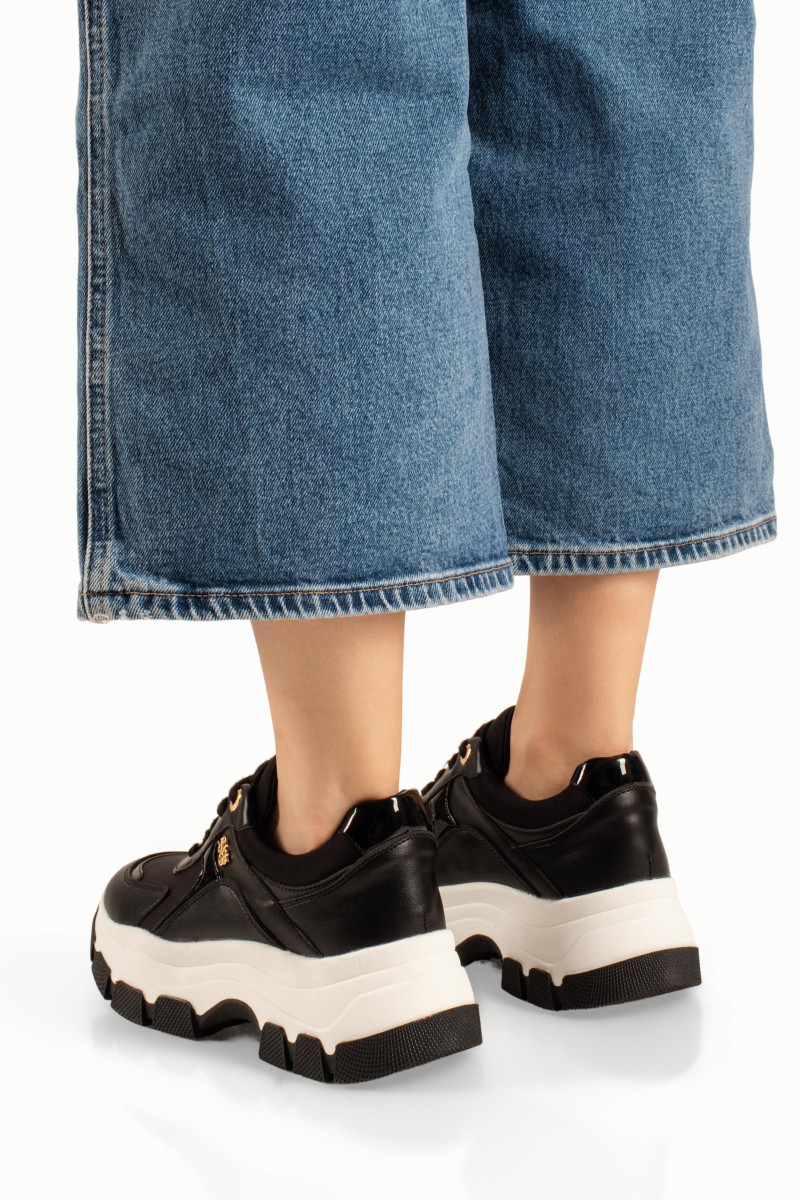 Chunky γυναικεία μαύρα sneakers με χρυσές λεπτομέρειες
