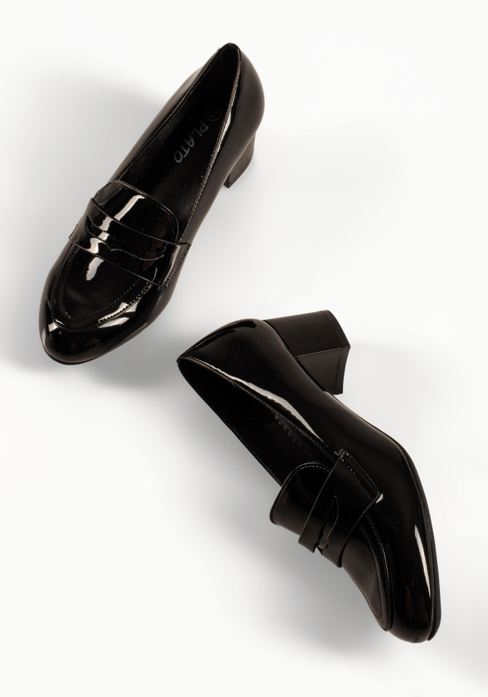 Μαύρα λουστρίνι γυναικεία loafers με σταθερό τετράγωνο τακούνι