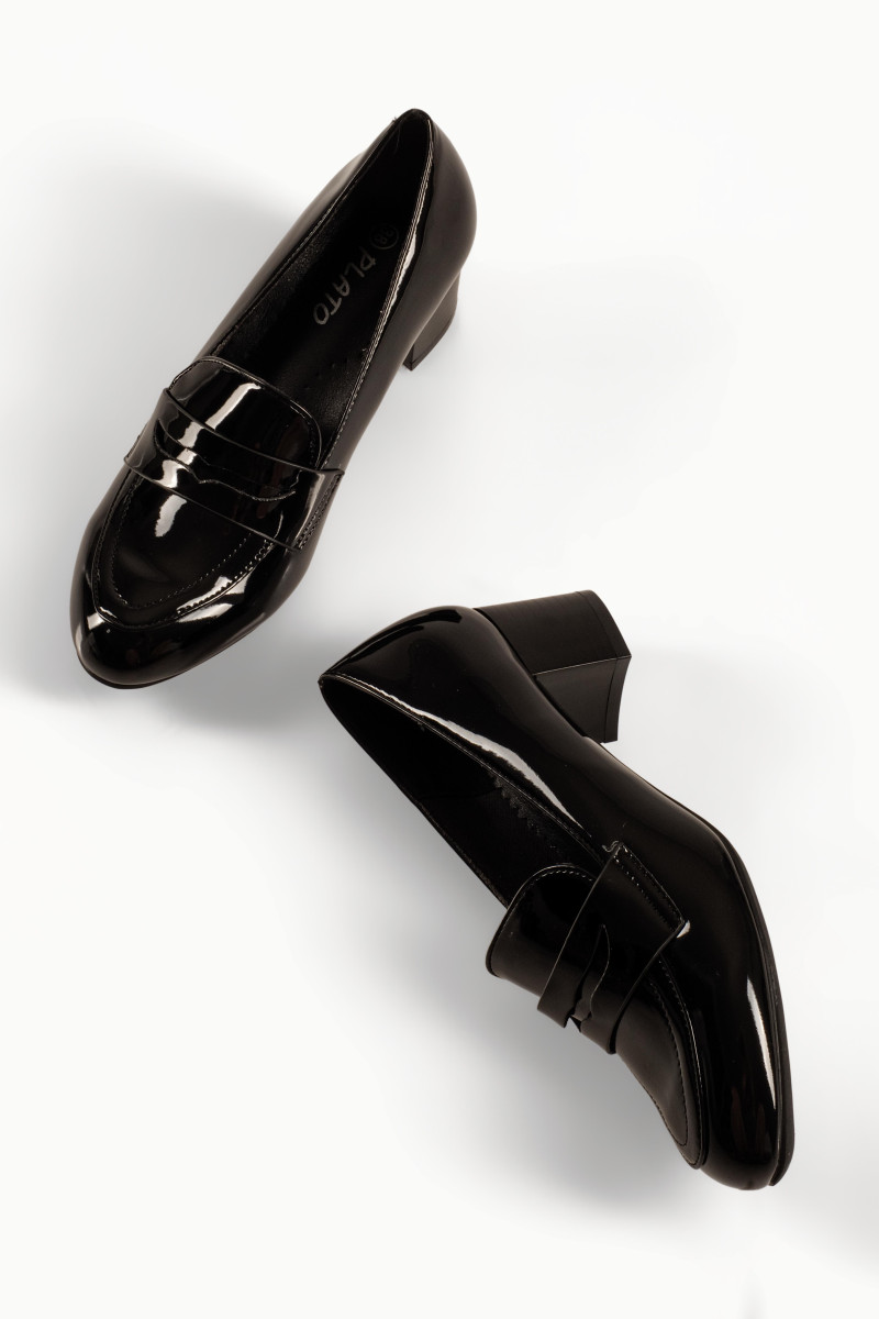 Μαύρα λουστρίνι γυναικεία loafers με σταθερό τετράγωνο τακούνι