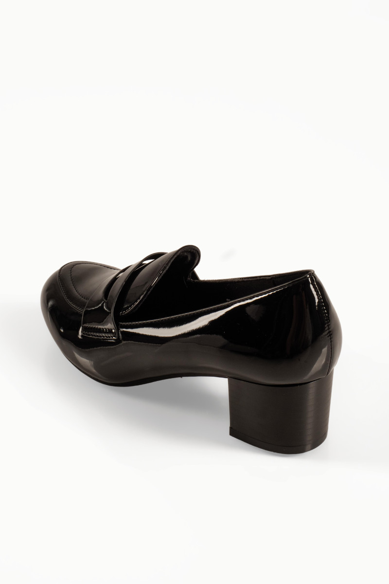 Μαύρα λουστρίνι γυναικεία loafers με σταθερό τετράγωνο τακούνι