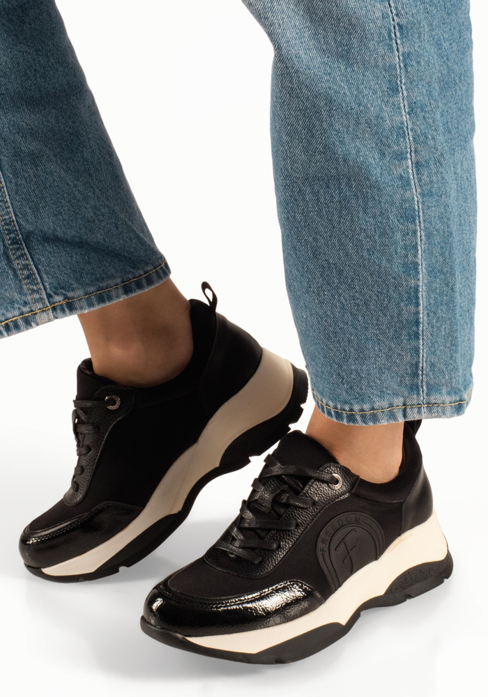Γυναικεία μαύρα chunky sneakers με κορδόνια και δίχρωμη σόλα