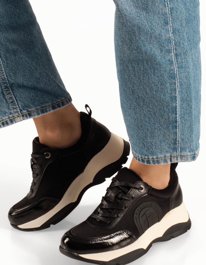 Γυναικεία μαύρα chunky sneakers με κορδόνια και δίχρωμη σόλα
