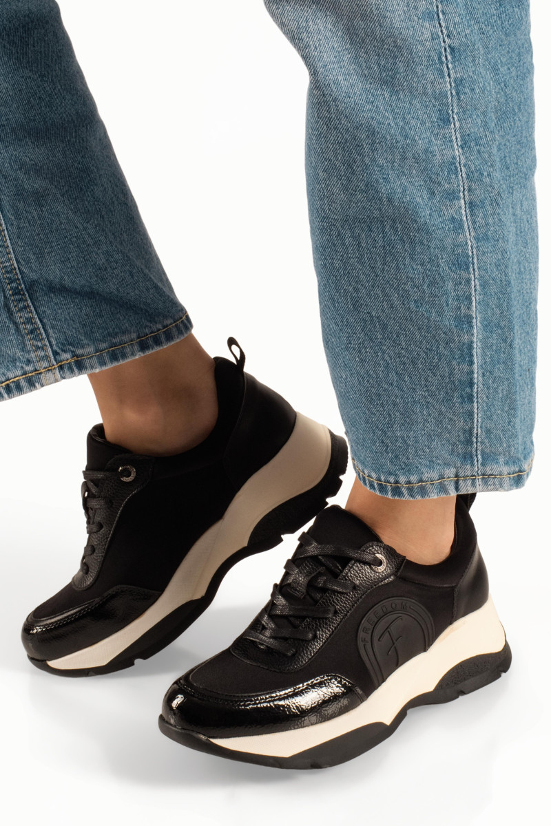 Γυναικεία μαύρα chunky sneakers με κορδόνια και δίχρωμη σόλα