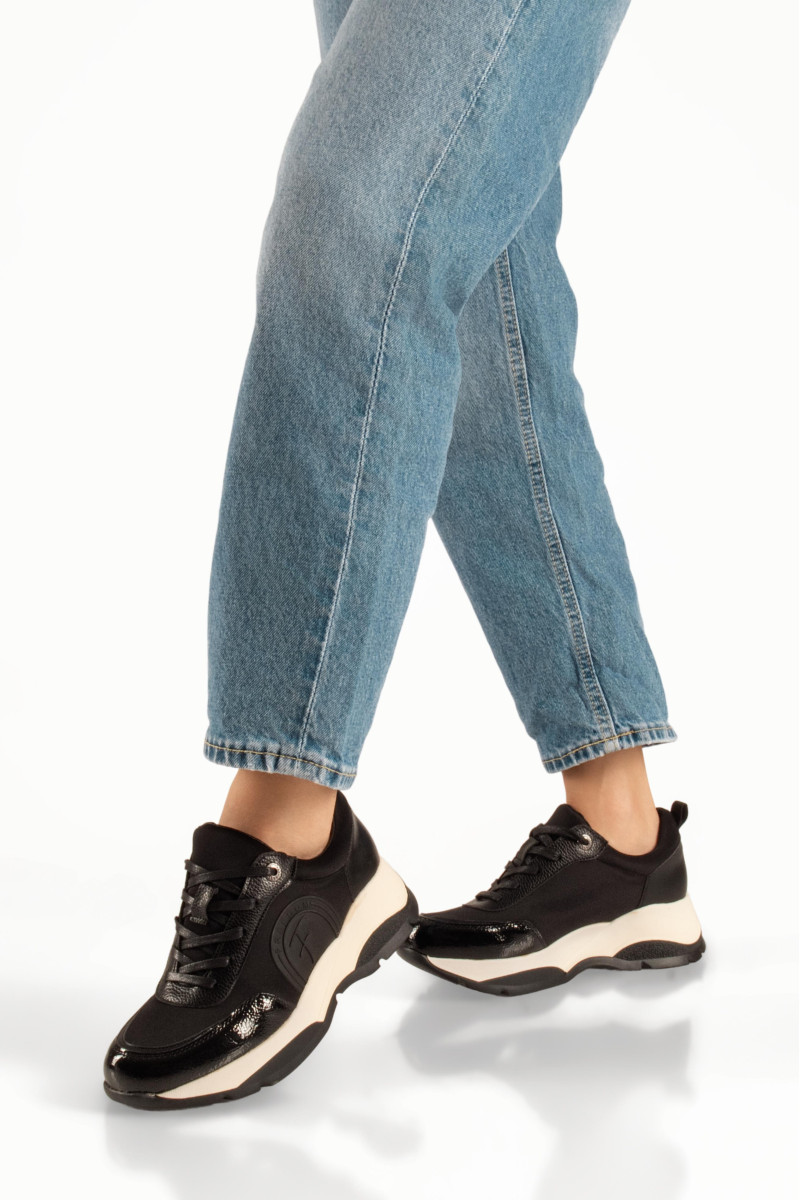 Γυναικεία μαύρα chunky sneakers με κορδόνια και δίχρωμη σόλα