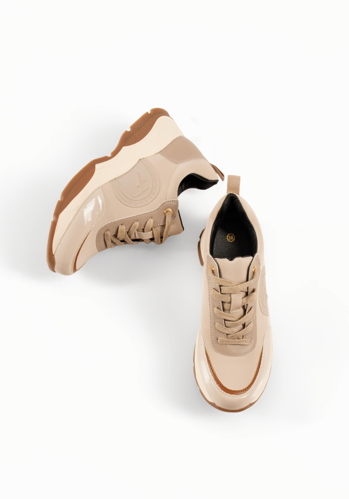 Γυναικεία μπεζ chunky sneakers με κορδόνια και δίχρωμη σόλα