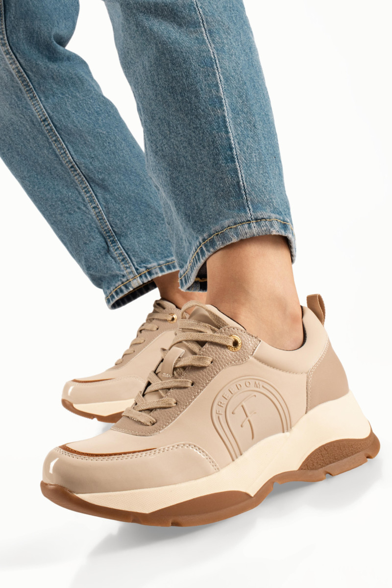 Γυναικεία μπεζ chunky sneakers με κορδόνια και δίχρωμη σόλα