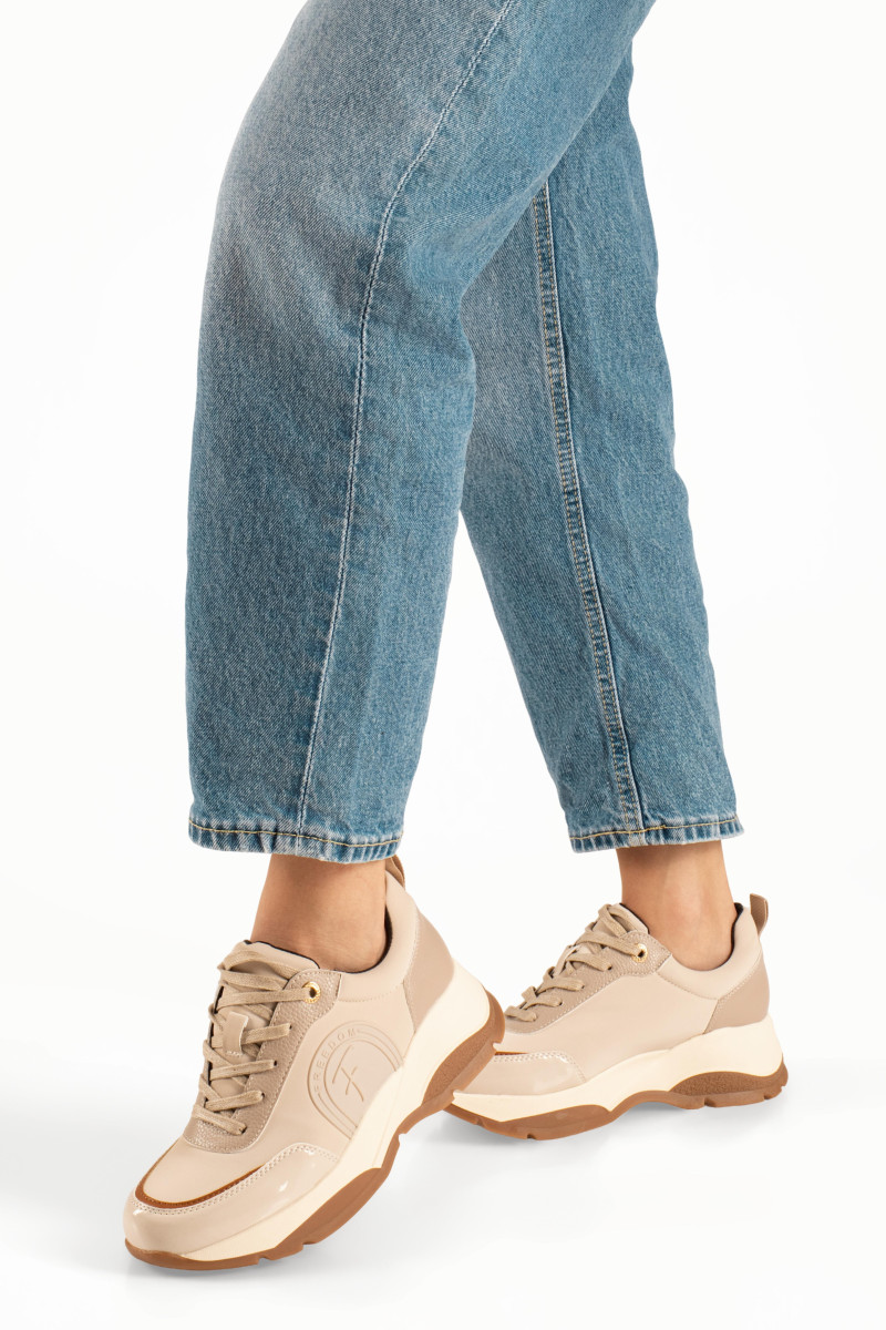 Γυναικεία μπεζ chunky sneakers με κορδόνια και δίχρωμη σόλα