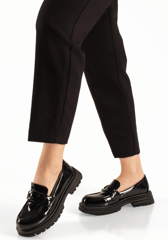 Mαύρα λουστρίνι γυναικεία chunky loafers με ανάγλυφη σόλα