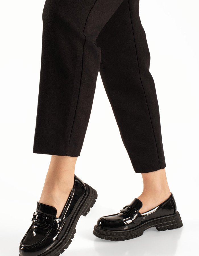 Mαύρα λουστρίνι γυναικεία chunky loafers με ανάγλυφη σόλα