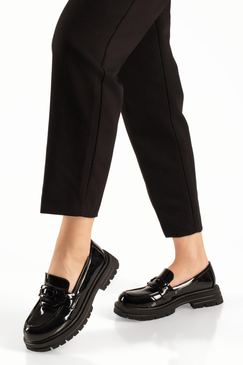 Mαύρα λουστρίνι γυναικεία chunky loafers με ανάγλυφη σόλα