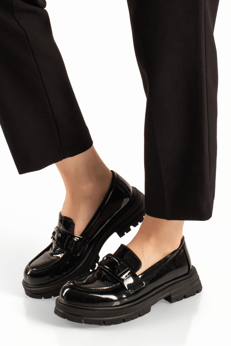 Mαύρα λουστρίνι γυναικεία chunky loafers με ανάγλυφη σόλα