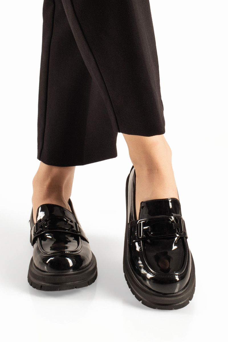 Mαύρα λουστρίνι γυναικεία chunky loafers με ανάγλυφη σόλα