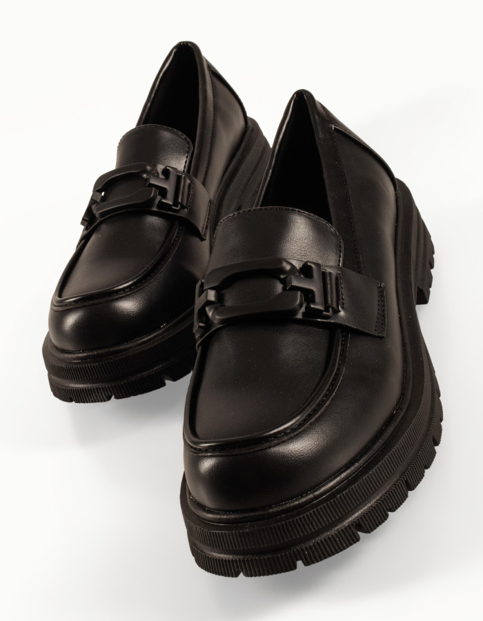 Mαύρα γυναικεία chunky loafers με ανάγλυφη σόλα