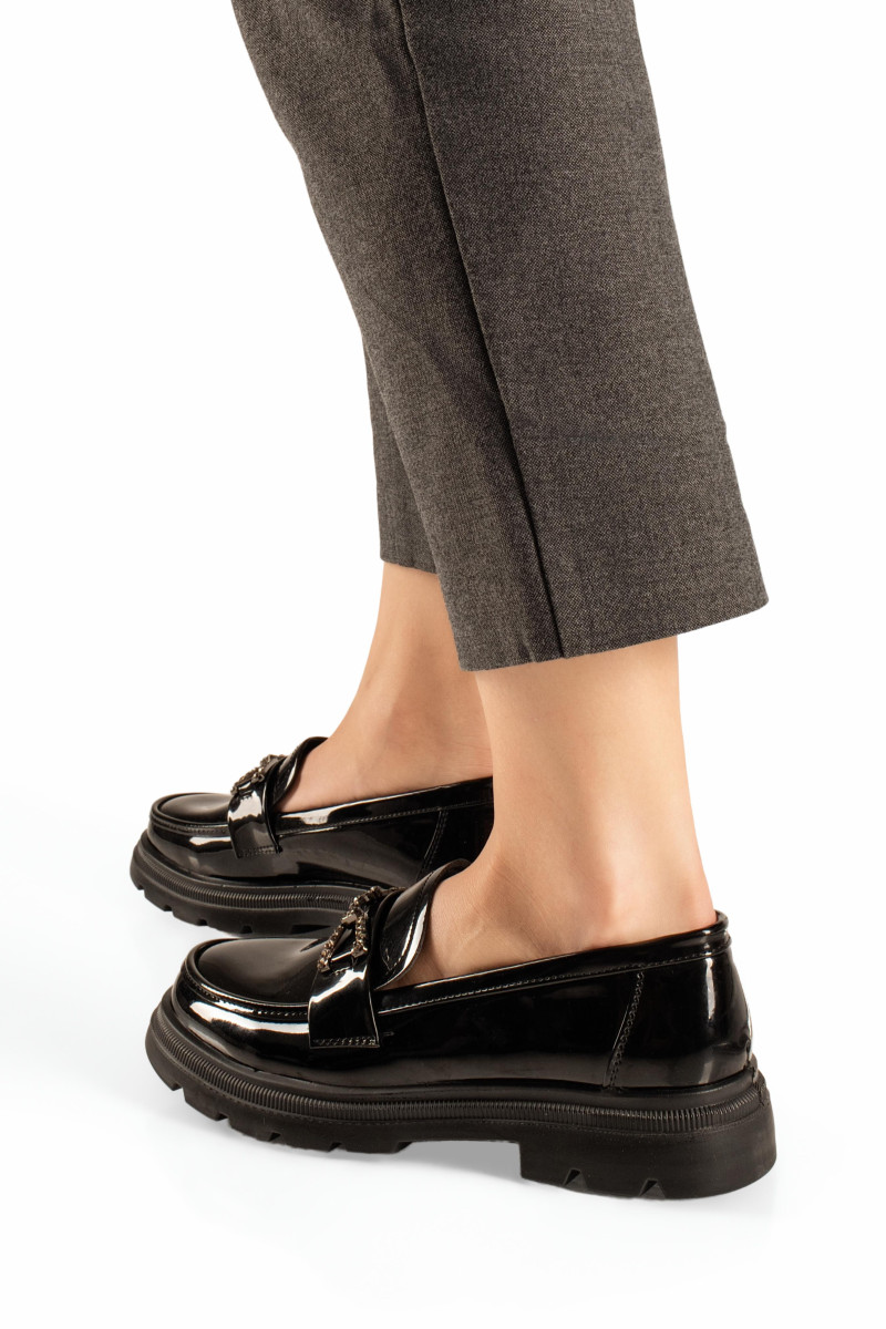 Γυναικεία μαύρα λουστρίνι chunky loafers με αγκράφα με στρας