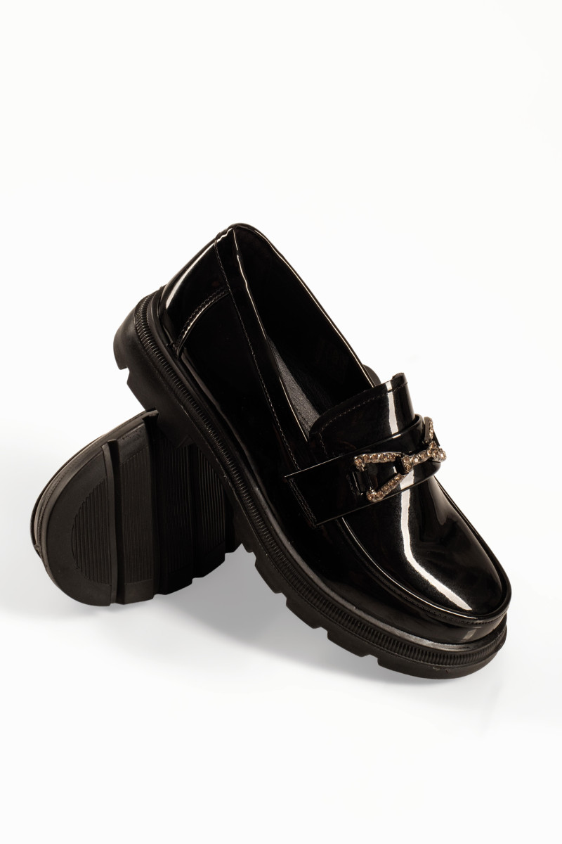 Γυναικεία μαύρα λουστρίνι chunky loafers με αγκράφα με στρας