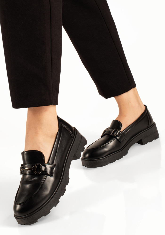 Μαύρα γυναικεία ματ loafers με μεταλλικό στοιχείο και τρακτερωτή σόλα