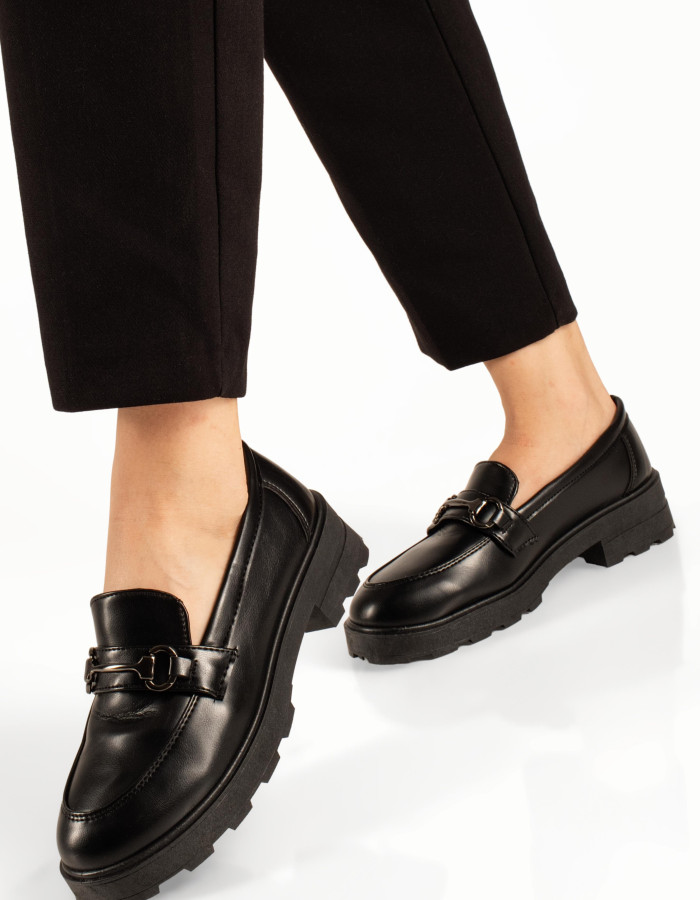 Μαύρα γυναικεία ματ loafers με μεταλλικό στοιχείο και τρακτερωτή σόλα