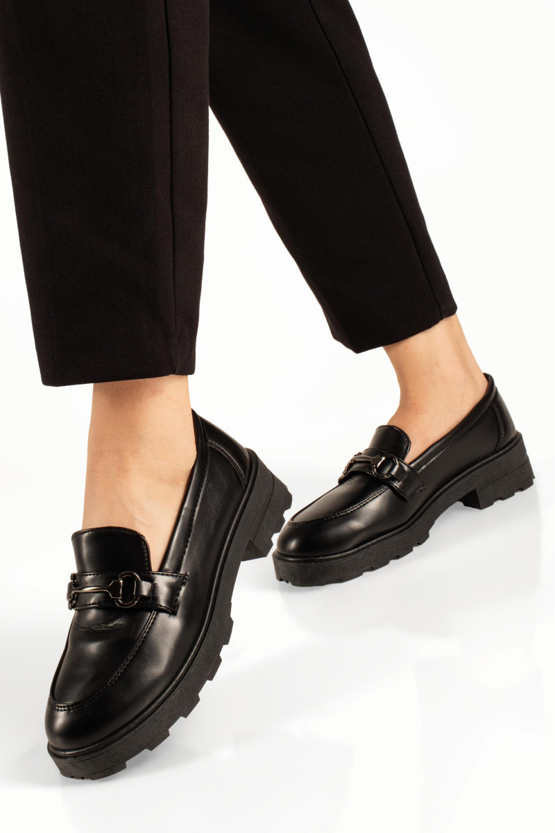 Μαύρα γυναικεία ματ loafers με μεταλλικό στοιχείο και τρακτερωτή σόλα