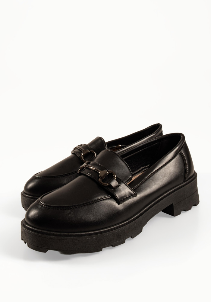 Μαύρα γυναικεία ματ loafers με μεταλλικό στοιχείο και τρακτερωτή σόλα