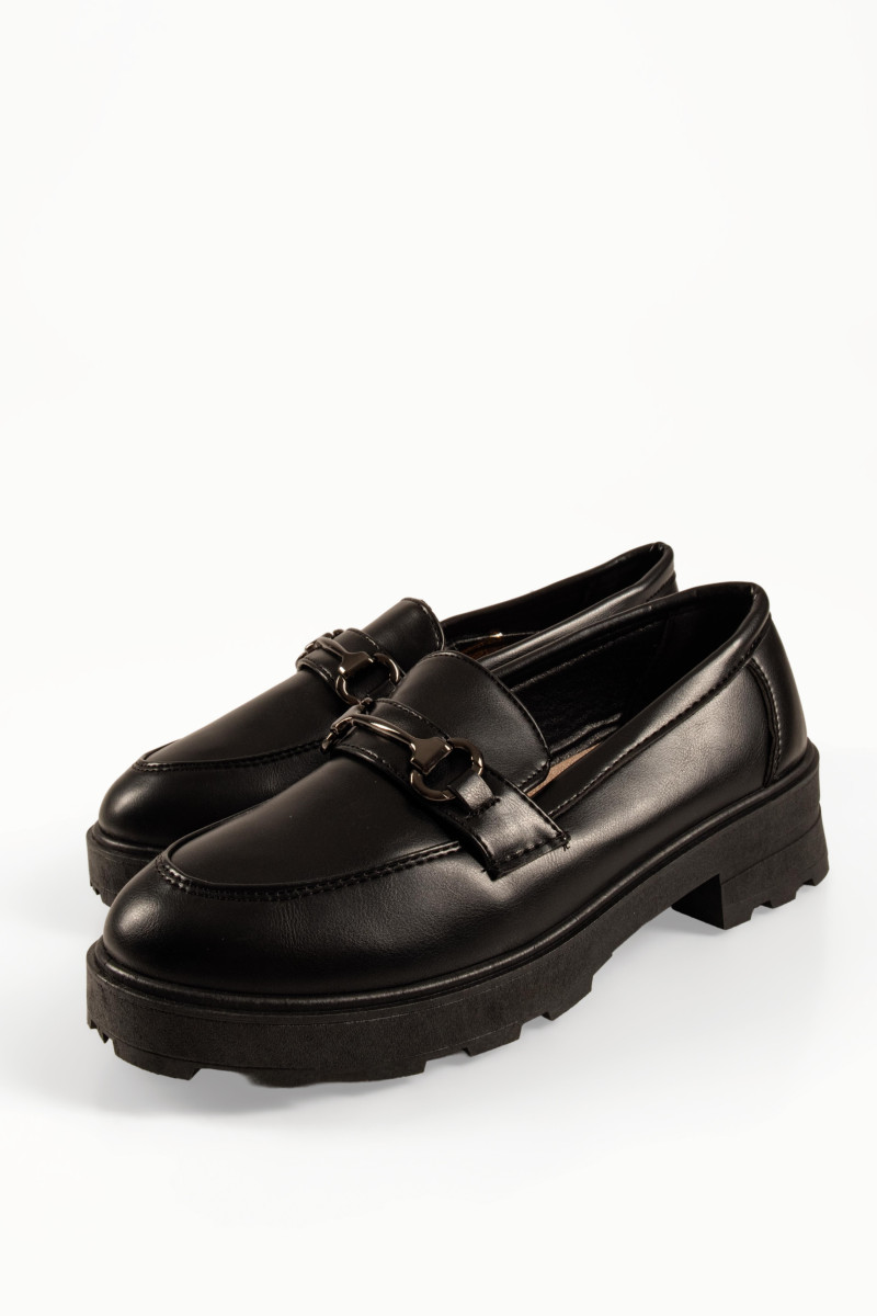 Μαύρα γυναικεία ματ loafers με μεταλλικό στοιχείο και τρακτερωτή σόλα